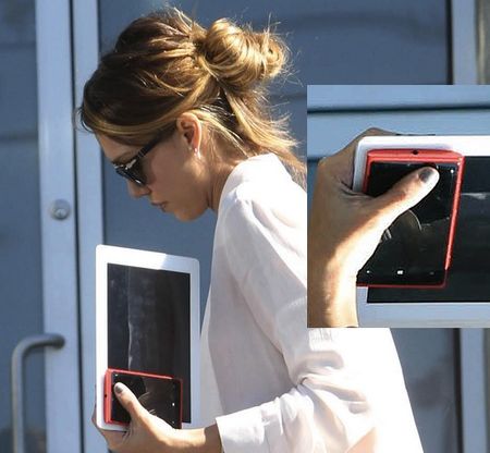 Check Out Jessica Alba's Nokia Lumia 920