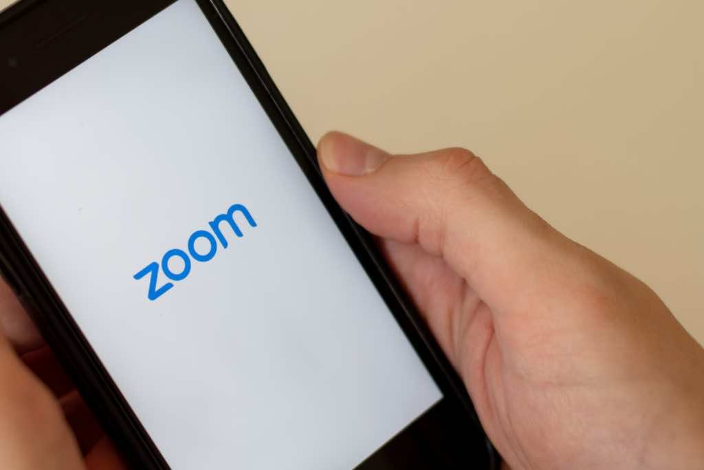 How to set up a group chat using Zoom?